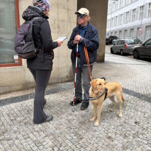 Cvičitelka a závodník studují itinerář